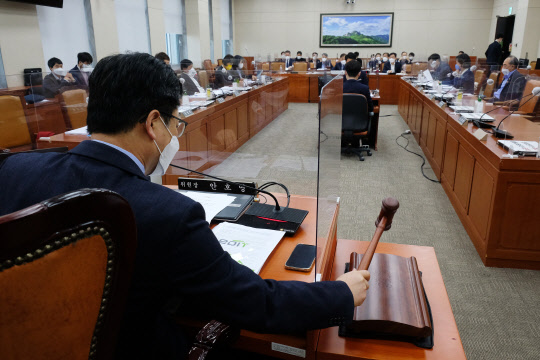 지난 21일 국회에서 열린 환경노동위원회 고용노동법안심사소위에서 안호영 위원장이 의사봉을 두드리고 있다. <국회사진기자단=연합뉴스>